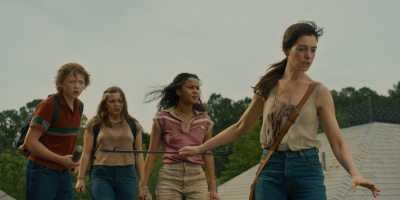 From left: Christian Convery, Maisy Stelly, Jordan Alexa and Anne Hathaway in “The End of Oak Street.” (Warner Bros. Pictures)